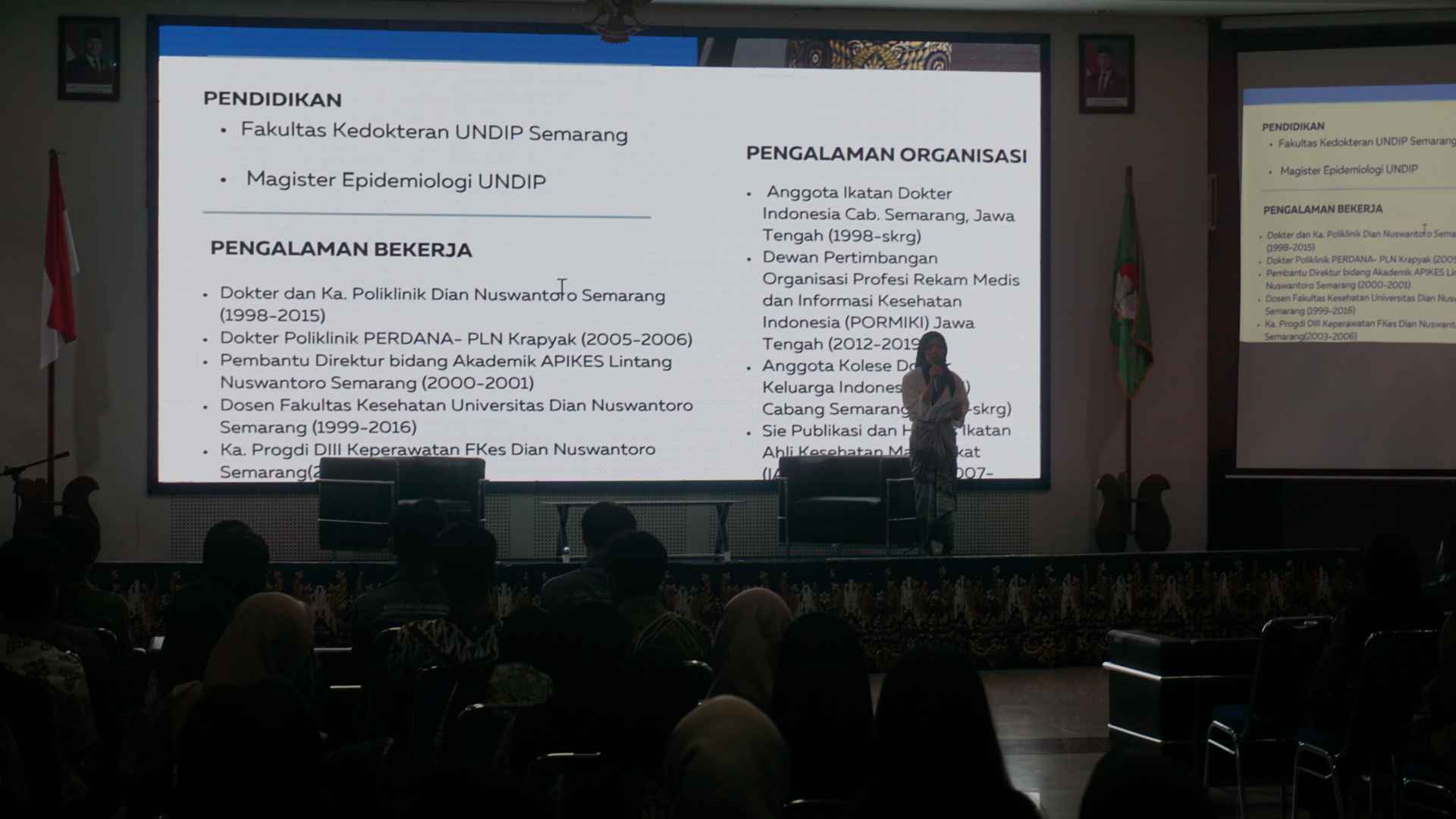 Pembacaan CV pemateri pertama oleh Moderator 